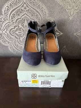 Daisy Fuentes Navy T-Strap Suede Heels